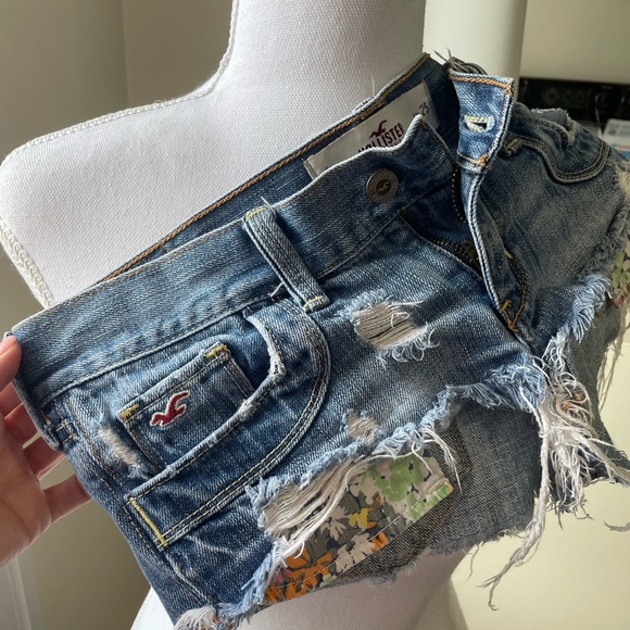 Hollister cut off Jean shorts - Picture 4 of 8